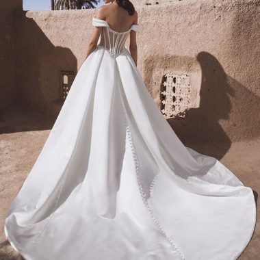 How to Layer a Wedding Dress: Capes, Overskirts, and Detachable Trains